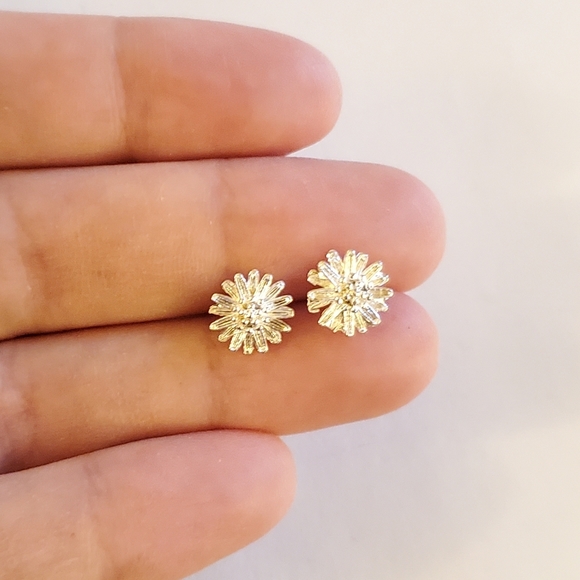 NWOT Tiny Silver Daisy Studs - Picture 9 of 12
